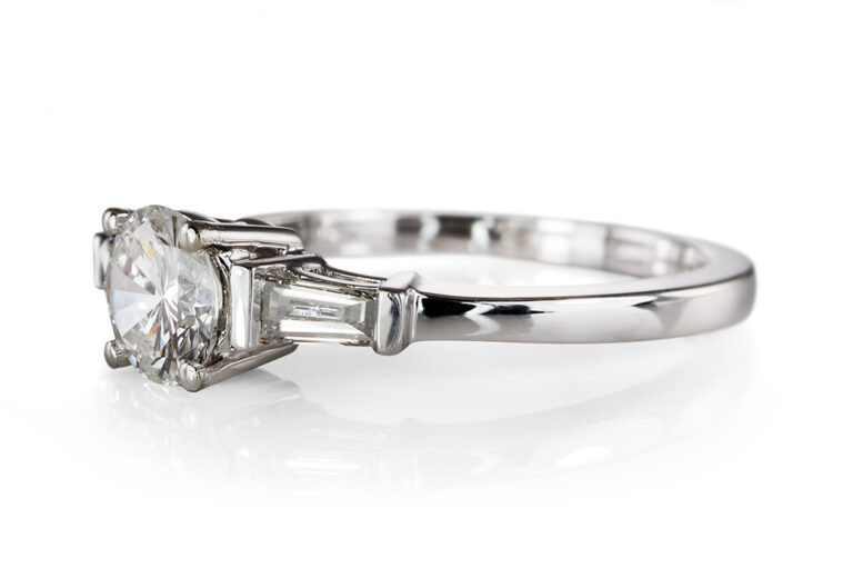 Ring 1 Brillant 0,49 ct F/VS2 + 2 Diamanten 750 Gold DPL Gr. 54 [BRORS 20550]