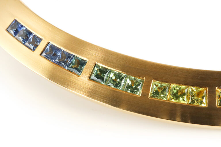 Halsreif "Regenbogen" 33 Saphire UNBEHANDELT 750 Gold UNIKAT IGI [BRORS 19424]