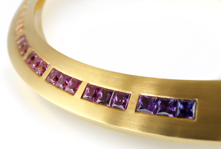 Halsreif "Regenbogen" 33 Saphire UNBEHANDELT 750 Gold UNIKAT IGI [BRORS 19424]