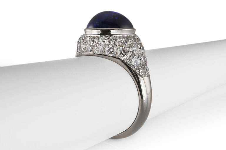 Ring 1 Saphir 7,0 ct + 46 Brillanten 2,2 ct. D-E Gold IGI Gr. 56 [BRORS 20594]