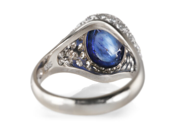 Ring 1 Saphir 7,0 ct + 46 Brillanten 2,2 ct. D-E Gold IGI Gr. 56 [BRORS 20594]