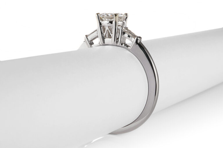 Ring 1 Brillant 0,66 ct Lupenrein/H +2 Diamanten 750 Gold DPL Gr 54[BRORS 20626]