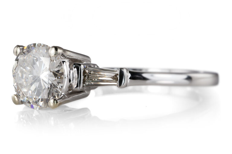 Ring 1 Brillant 0,66 ct Lupenrein/H +2 Diamanten 750 Gold DPL Gr 54[BRORS 20626]