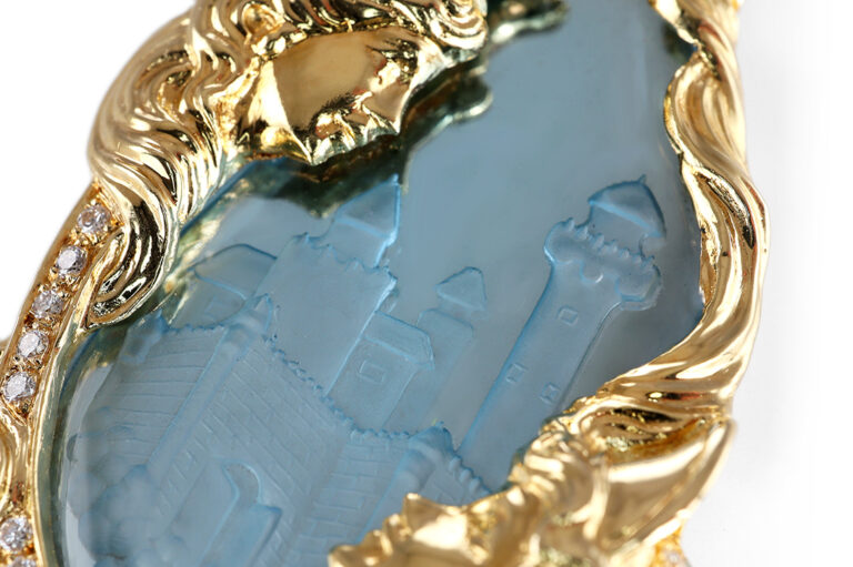 Wallace Chan Anhänger Blautopas Smaragde Brillanten Gelbgold IGI [BRORS 20633]