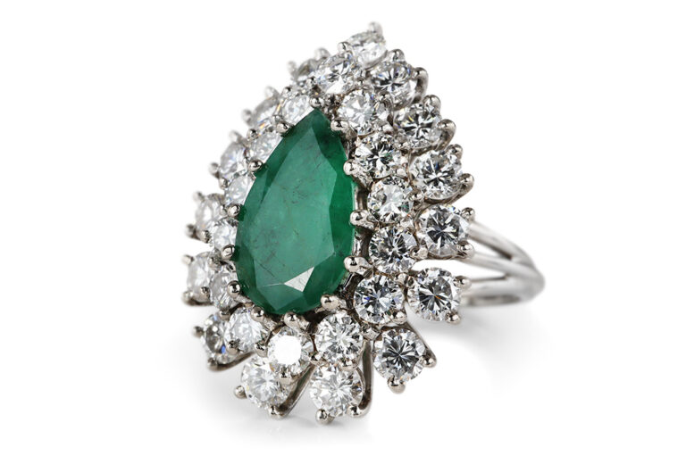 Ring Smaragd 1,5 ct + 29 Brillanten 2,75 ct E-F 585 Gold IGI Gr 52[BRORS 20661]