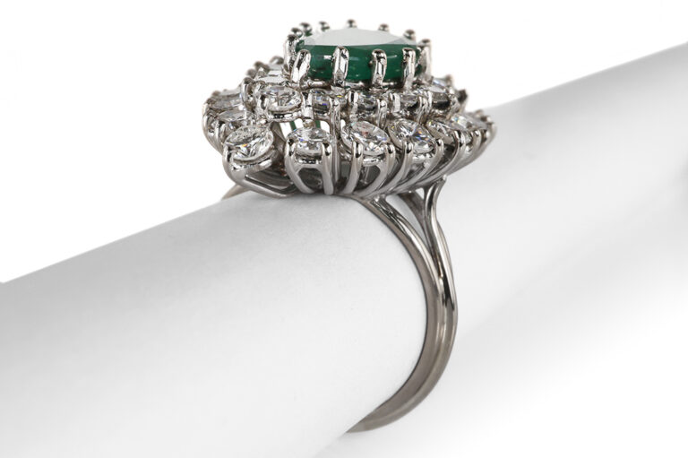 Ring Smaragd 1,5 ct + 29 Brillanten 2,75 ct E-F 585 Gold IGI Gr 52[BRORS 20661]