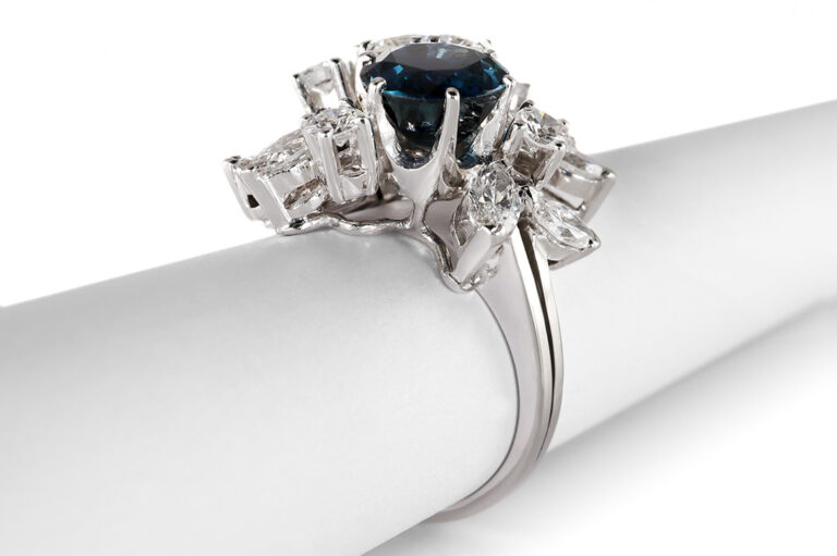 Ring 1 Saphir 2,5 ct unbehandelt 15 Diamanten 2,4 ct 750 Gold IGI [BRORS 20670]