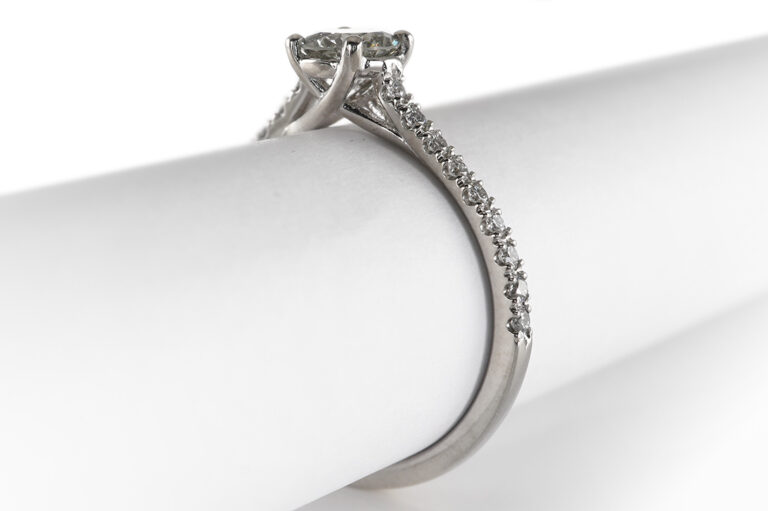 Ring 1 Brillant 0,49 ct + 18 Brillanten 0,1 ct Weißgold DPL Gr.54 [BRORS 20731]