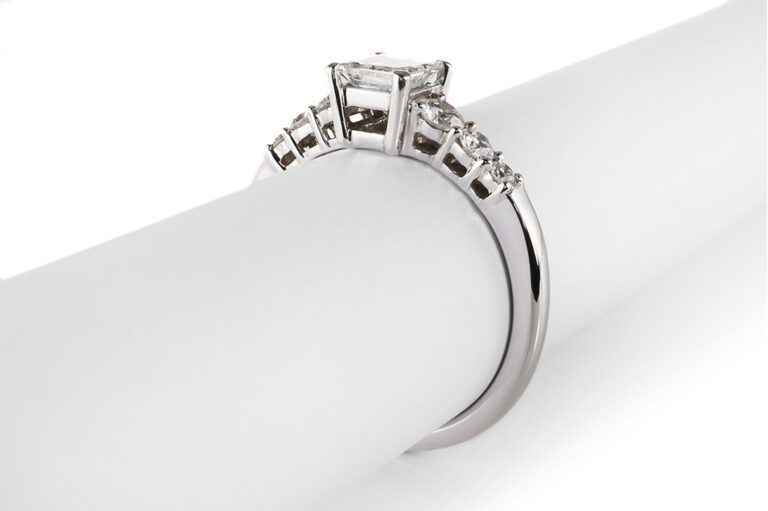 Ring 1 Diamant 0,54 ct G/P2 + 6 Brillanten 750 Weissgold DPL Gr 54 [BRORS 20762]