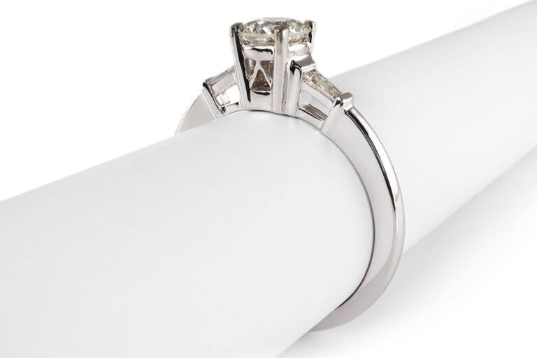 Ring 1 Brillant 0,57 ct J/SI2 + 2 Diamanten 750 Weißgold DPL Gr 54 [BRORS 20787]