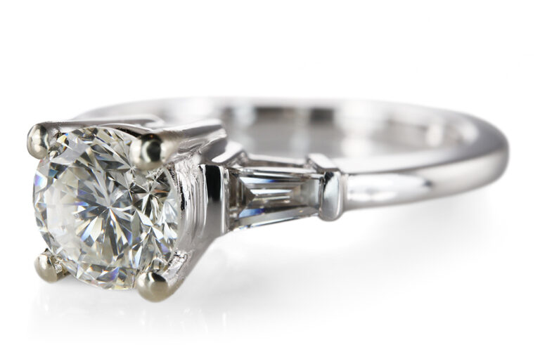 Ring 1 Brillant 0,57 ct J/SI2 + 2 Diamanten 750 Weißgold DPL Gr 54 [BRORS 20787]