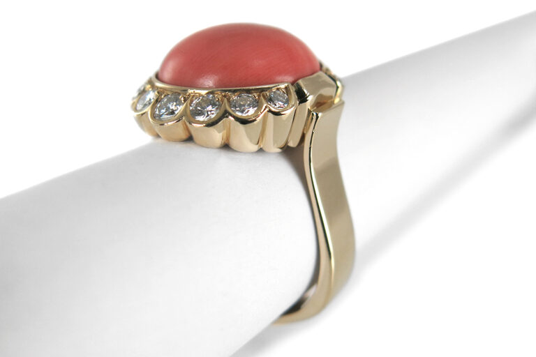 Ring Koralle ca 7,0 ct 14 Brillanten ca 0,6 ct RIVER 750 IGI Gr 57 [BRORS 12857]