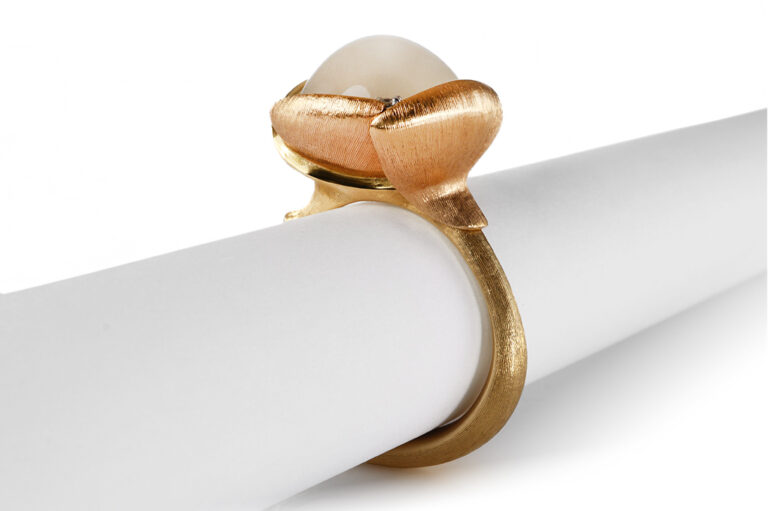 NEU Ring Ole Lynggaard Lotus No3 Mondstein weiß Gr 53 [BRORS 20919]