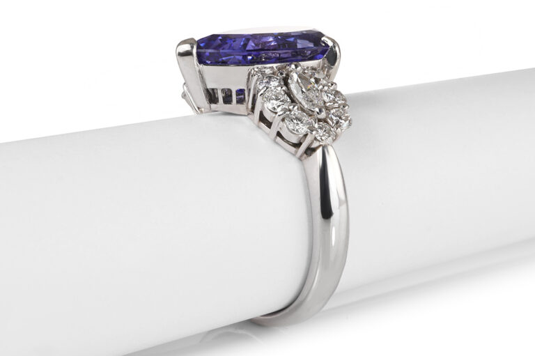 Ring Tansanit 4,4 ct +16 Diamanten ca 0,8 ct 900 Platin IGI Gr 54 [BRORS 20968]