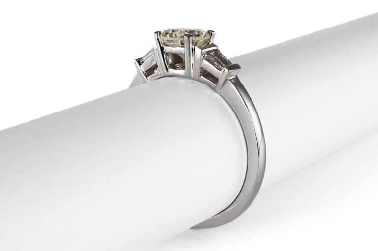Ring 1 Brillant 0,77 ct M/VS2 + 2 Diamanten 750 Weißgold DPL Gr 54 [BRORS 20991]