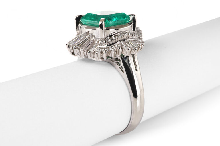 Ring Smaragd 2,8 ct + 54 Diamanten 0,7 ct E-F/VVS-SI IGI 900PT [BRORS 20994]