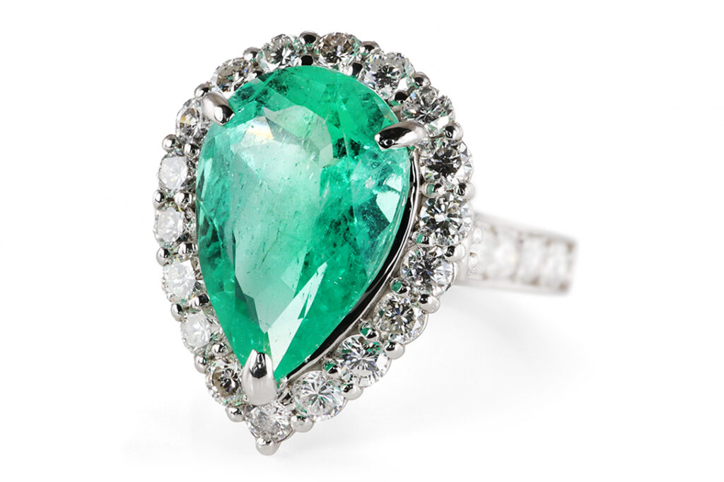 Ring Smaragd 3,23 ct + 26 Diamanten 1,01 ct TW/VS IGI 950PT Gr 53 [BRORS 20996]