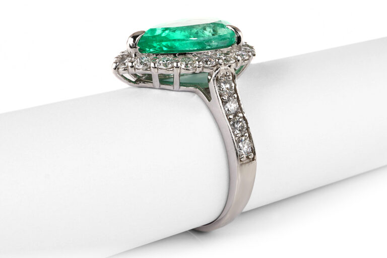 Ring Smaragd 3,23 ct + 26 Diamanten 1,01 ct TW/VS IGI 950PT Gr 53 [BRORS 20996]